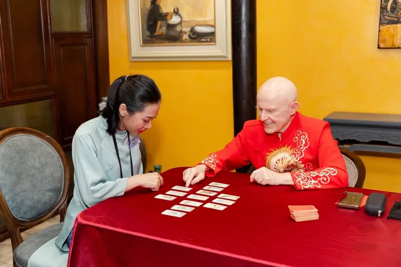 Bill Hajdu conducting a Mahjong Tarot reading